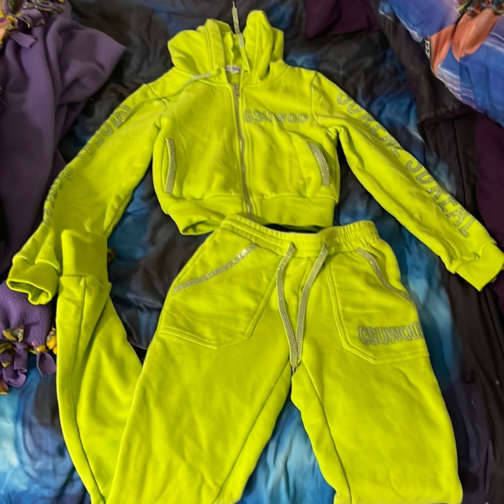 Lime green small GSUWOO jogging set